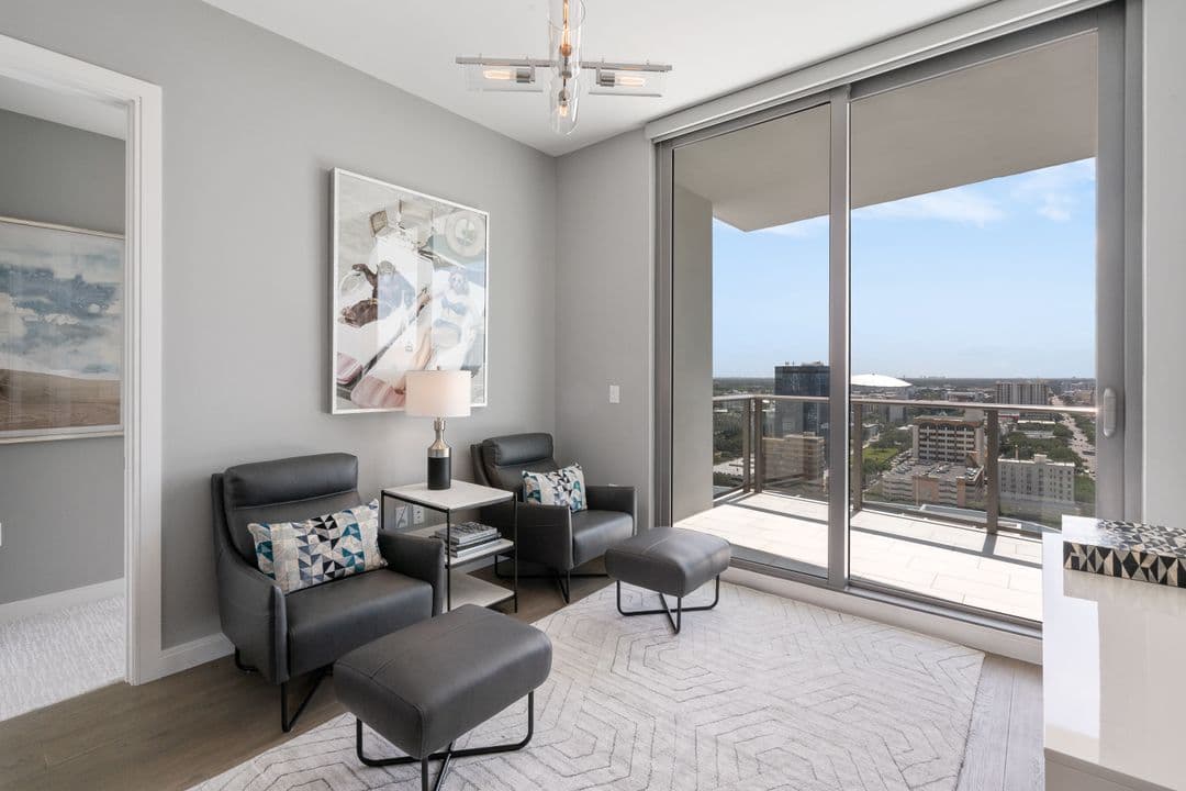Downtown St Pete Condo gallery image 1